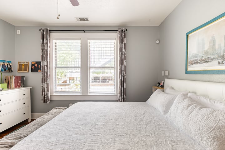 Genieße die feste California King Matratze im Hauptschlafzimmer!!