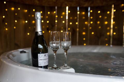 Ivydene Luxury Cottage with Covered Hot Tub!