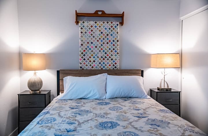 在标准双人床垫上享用客卧室600张床单。