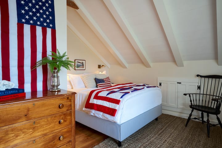 Ghorofa ya 3 ina vyumba 2 vya kulala, ikiwemo chumba hiki cha "Americana"