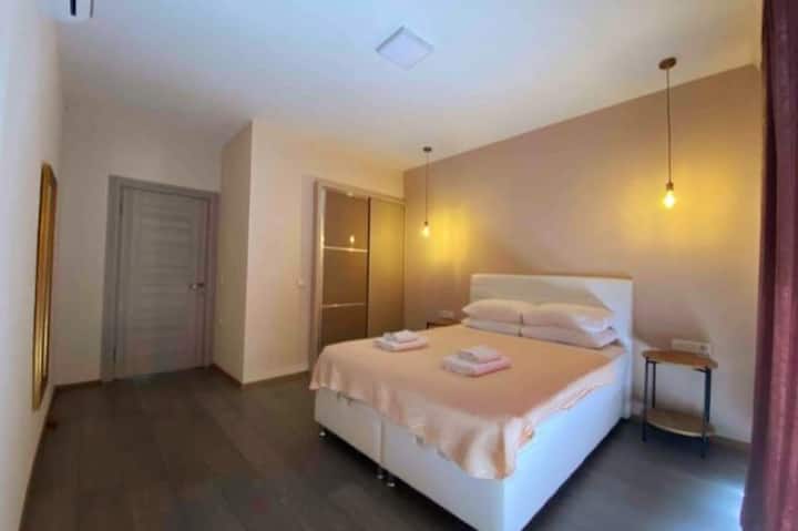 Chumba bora cha kulala chenye chumba cha kuvaa na Kioo kirefu. (kitanda cha babby Inawezekana)

Chumba cha kuvaa na Chumba Maalumu cha kulala chenye Kioo kirefu. (kitanda cha mtoto kinawezekana)