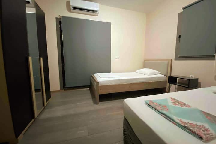 Chumba cha kulala cha ghorofa ya Fırst. Chumba bora cha kulala cha miguu: Na AirCo (12000 BTU)