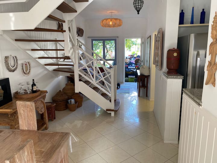 一楼配备空调，房子入口有3个私人空间和大型巴厘岛木制扶手椅，厨房右侧有1间卧室和卫生间，通往一楼的楼梯。 餐桌的左端。