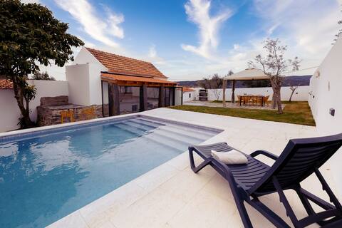 Whole house - Pet Friendly + Swim. Pool + EV chrg.