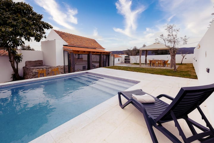 Whole house - Pet Friendly + Swim. Pool + EV chrg.