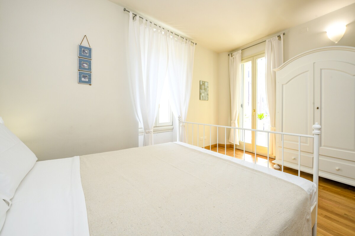 ห้องสว่างมากโดดเด่นด้วยสีสันอ่อนๆบนผนัง 