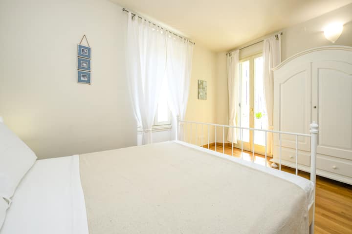 房间非常明亮，墙壁上色彩柔和。 