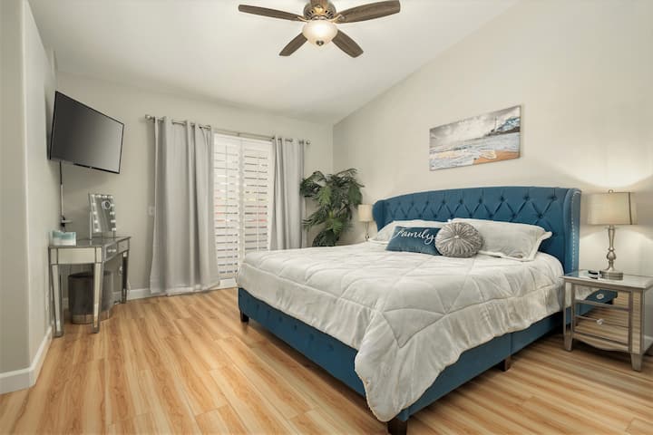 Master suite- King size bed