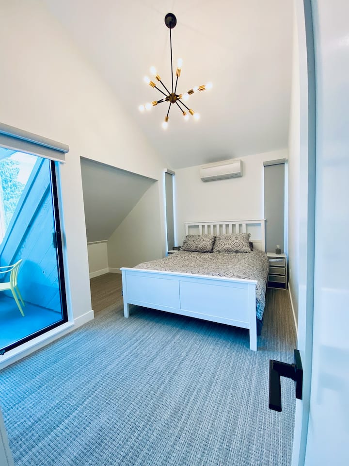 Двойна спалня на 2 - ри етаж със самостоятелен балкон с изглед към океана 