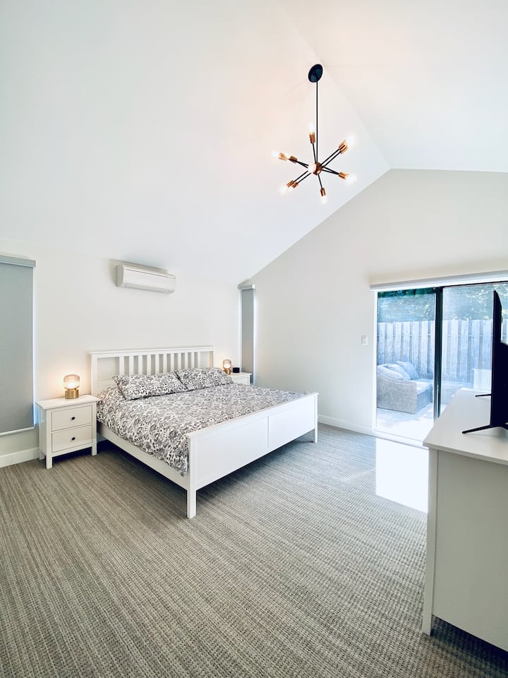 Основна спалня със самостоятелна затворена веранда