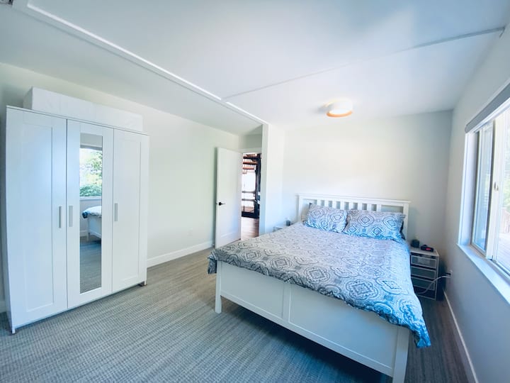 Двойна спалня на основния етаж с изглед към океана