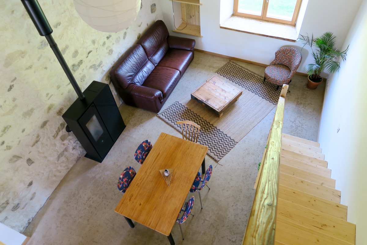 uitzicht op de woonkamer vanaf de tussenverdieping