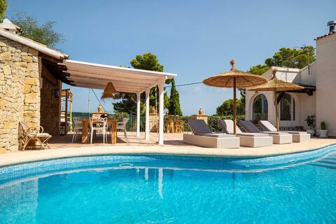 Stylish villa, lots of outdoor space, sea view