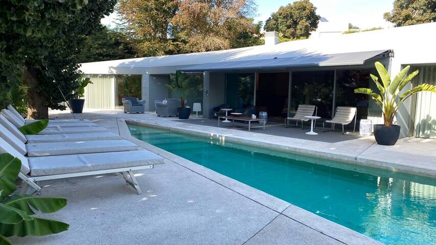 Boomerang House – Luxury House next to City Park gallery image 2