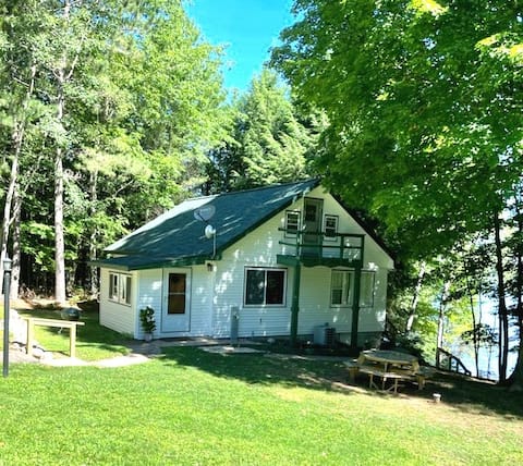 IdaJo- Northwood's Year round Lake-front Home