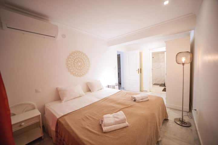 13. spavaća soba s velikim bračnim krevetom (širine 180 – 200 cm)