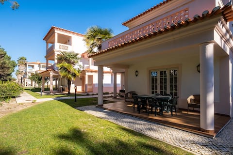 Popular Airbnb listing: Stylish apartment on exceptional coastal resort in Amoreira