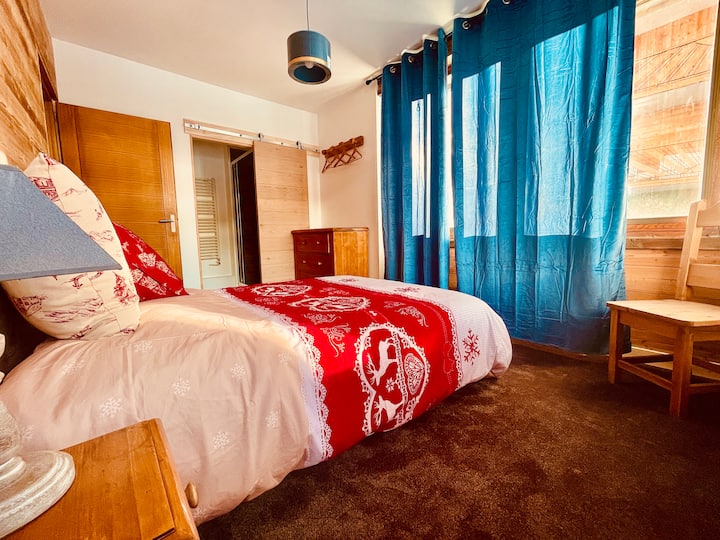 Планинска куќа Alpe One - 1850M - Приземје - Спална соба 1 со брачен кревет (широк 180 - 200 см) и туш кабина