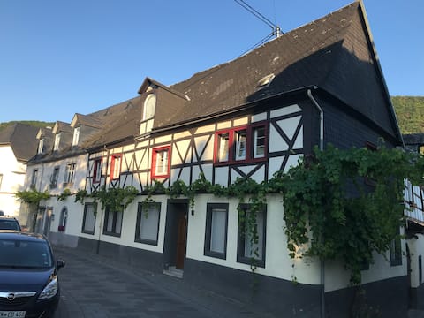 Haus Seger Beautiful wine house in the center of Winningen