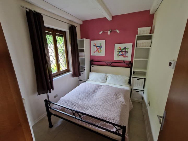 Dhomë gjumi 2 me pamje nga kopshti