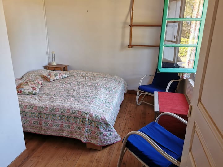 Двокреветна соба од дрвена страна (поглед на море)