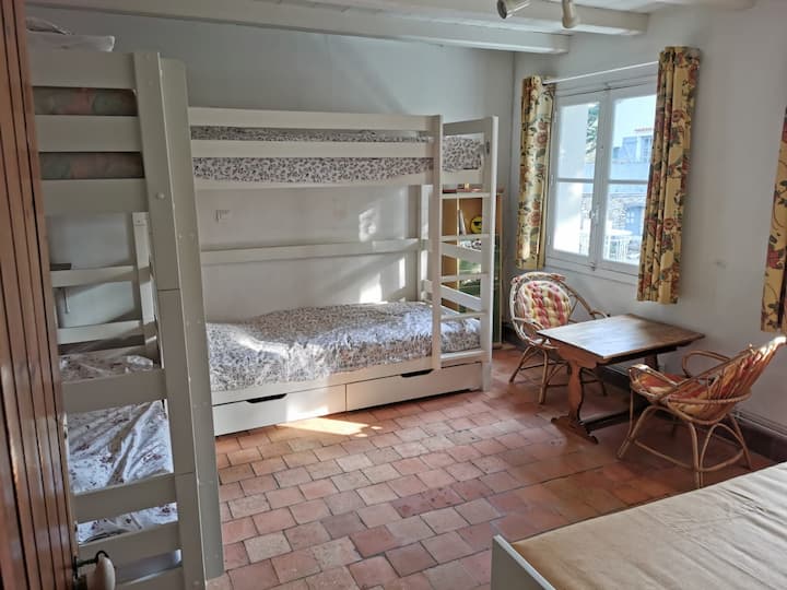 Детска соба, 2 пати 2 кревета на спрат и 1 кревет на извлекување