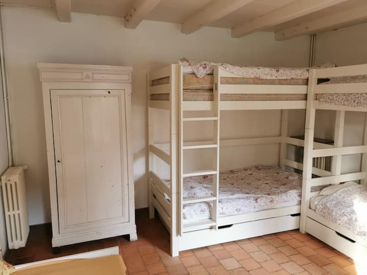 Детска соба, 2 пати 2 кревета на спрат и 1 кревет на извлекување