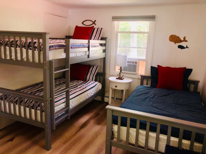 Chumba cha kulala cha tatu - pacha juu ya kitanda cha ghorofa pacha na kitanda cha pacha