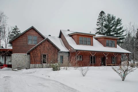 Large Lakefront Chalet – 15 min from St Sauveur