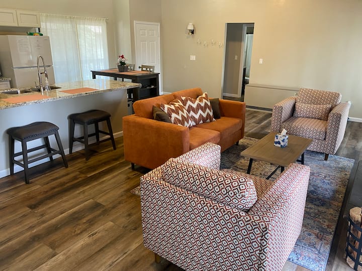 Spacious Cabin Retreat L Sleeps 8 L Deck & Pines - Pinetop-Lakeside, AZ