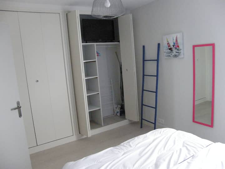 غرفة مع تلفزيون