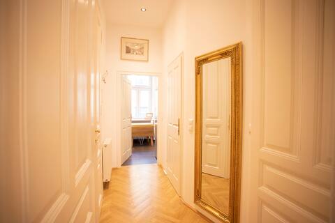 Erfolgreiche Airbnb-Immobilie: 7Heaven Vienna Center Apartments - Klimt in Neubau
