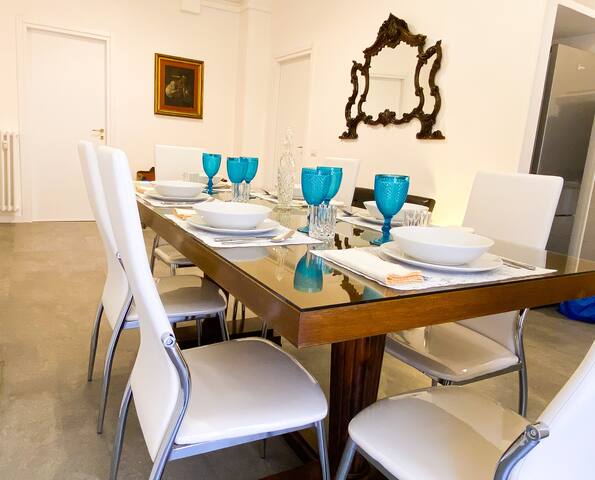 Trastevere Avenue: 4 Bedrooms Apartment gallery image 2