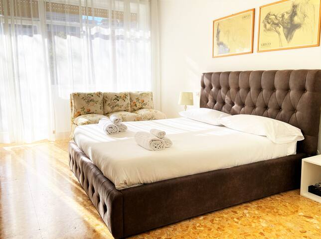 Trastevere Avenue: 4 Bedrooms Apartment gallery image 3