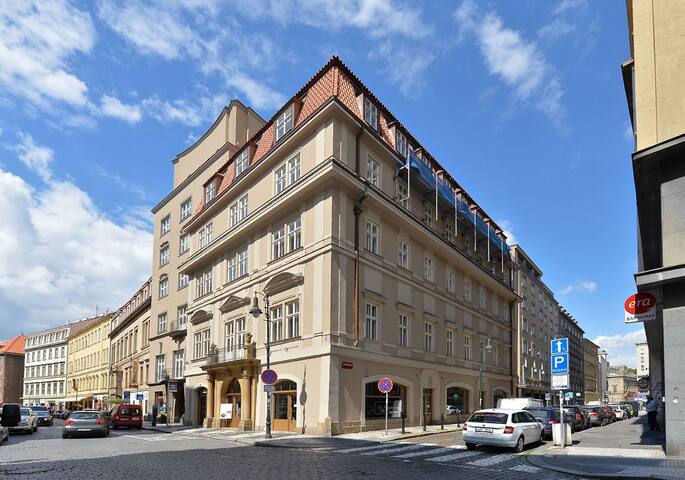 Spacious 2-bedroom Old Town Apartment gallery image 2