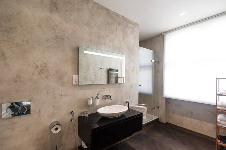 Spacious 2-bedroom Old Town Apartment gallery image 3