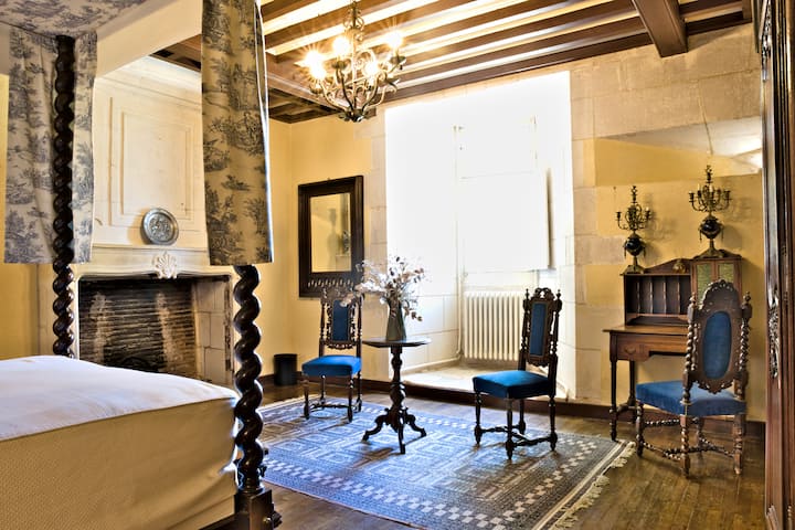 Chambre Dans Château De Crazannes - Château de la Roche Courbon