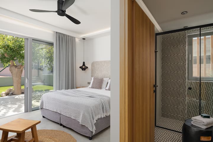 Spálňa na prízemí s priamym prístupom na terasu. 