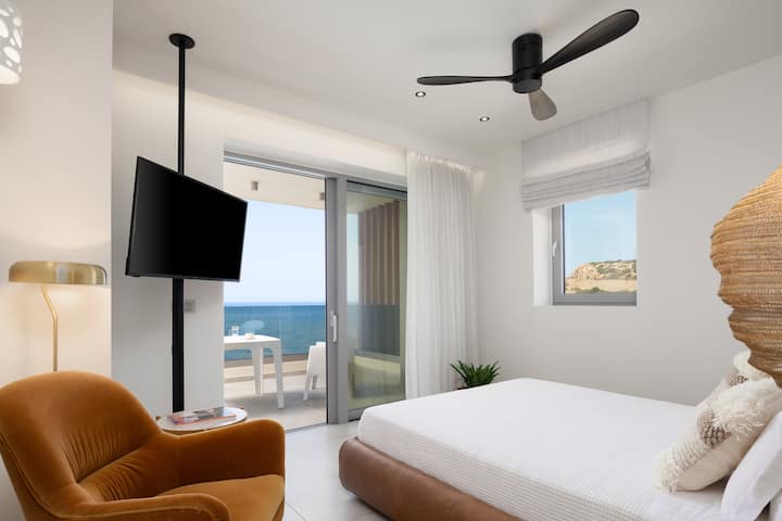 Spálňa na prvom poschodí s úžasným výhľadom na more.
