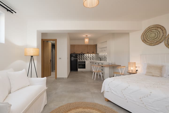 Nižšie poschodie: Najvýznamnejšou výhodou je, že táto spálňa sa môže pochváliť aj kuchyňou.
