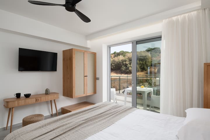 Pohodové a upokojujúce interiéry spálne vyžarujú jednoduchosť. 