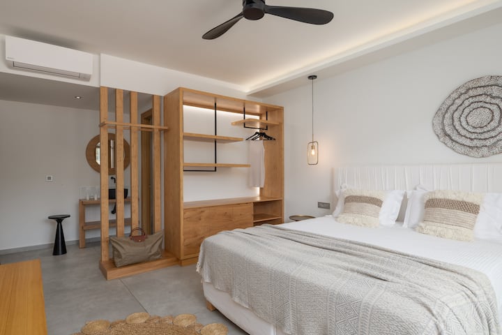 Uvoľnite sa v spálni s manželskou posteľou.  