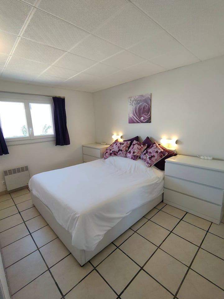 chumba cha kulala kitanda mara mbili chini 