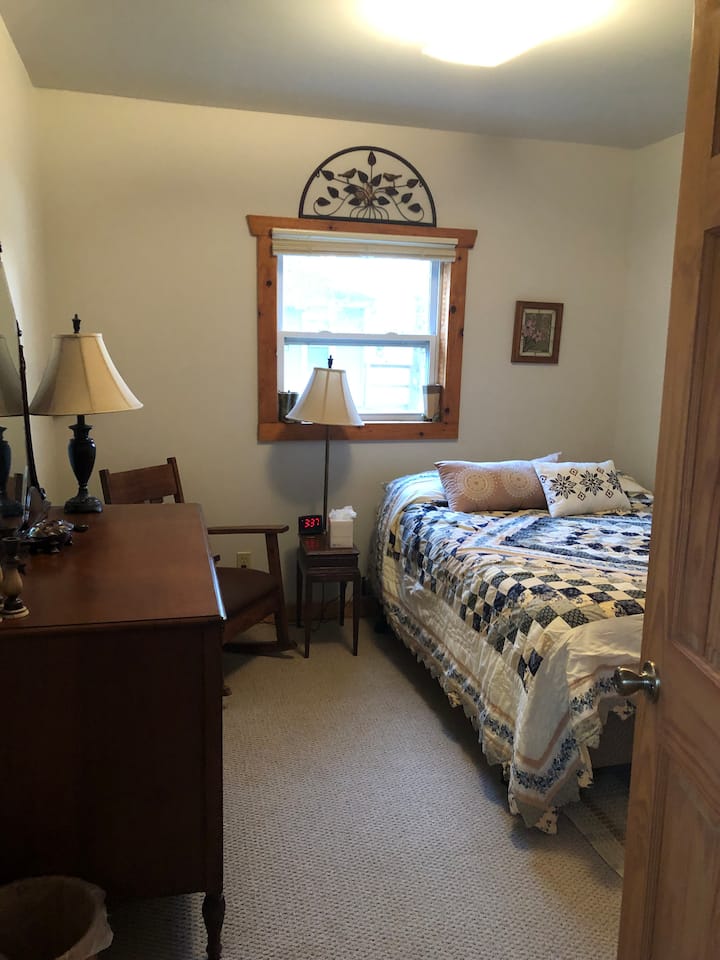 Პირველი საძინებელი სრული ზომის საწოლით.