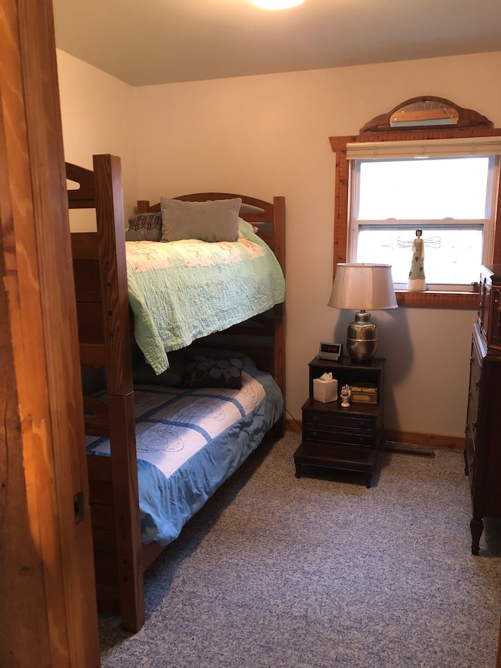 Მეორე საძინებელი 2 ორსართულიანი ერთადგილიანი საწოლით.