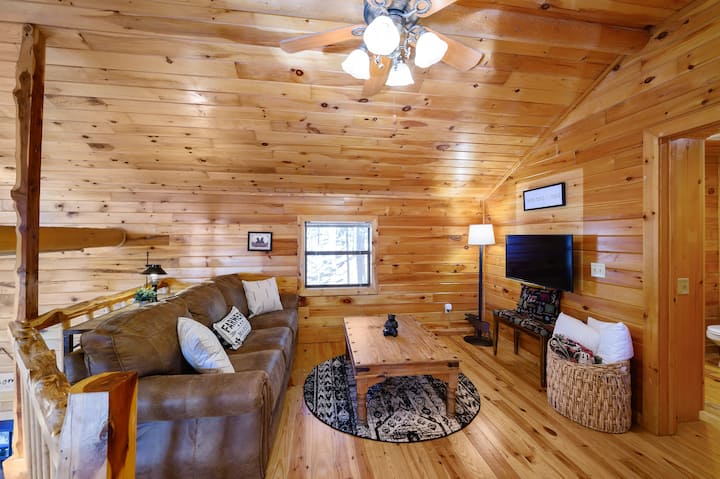 Upstairs Loft with pullout sofa bed and 42’ Smart TV!