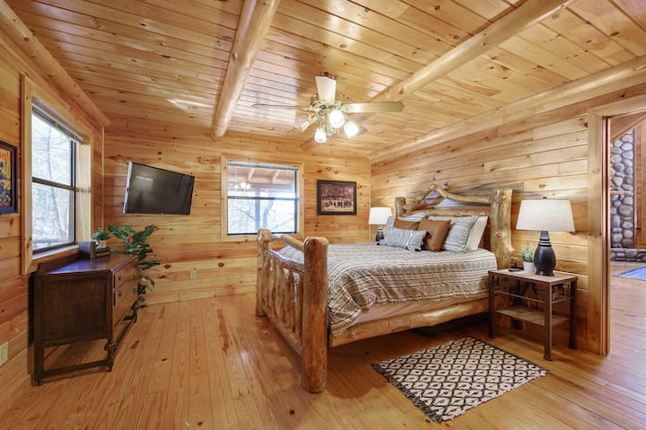 Downstairs Master with 42’ TV and en-suite bathroom!