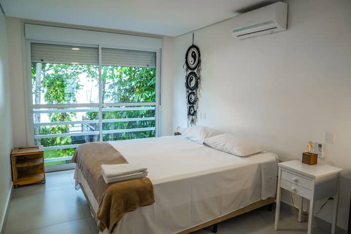 Suite 2 - Double bed and sea view 