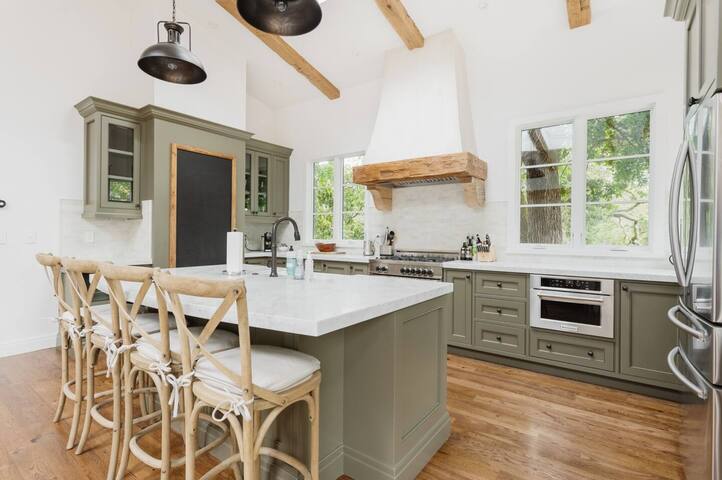 Exquisite luxury executive 2-suite cottage gallery image 2