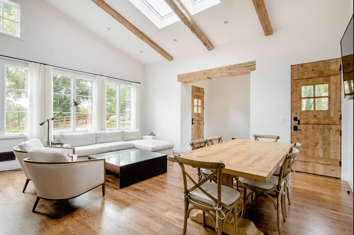 Exquisite luxury executive 2-suite cottage gallery image 5